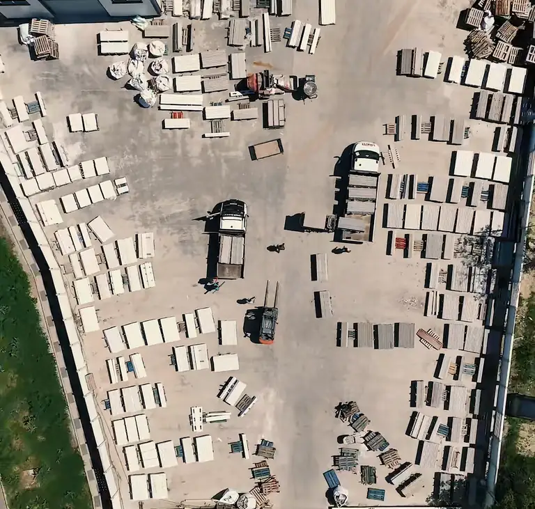 Plac składowy fabryki sfotografowany z góry dronem