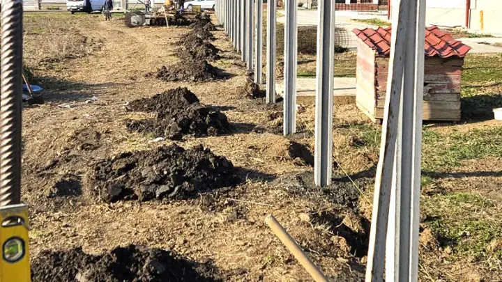 Montaż ogrodzenia: wykopy i betonowe słupki na działce