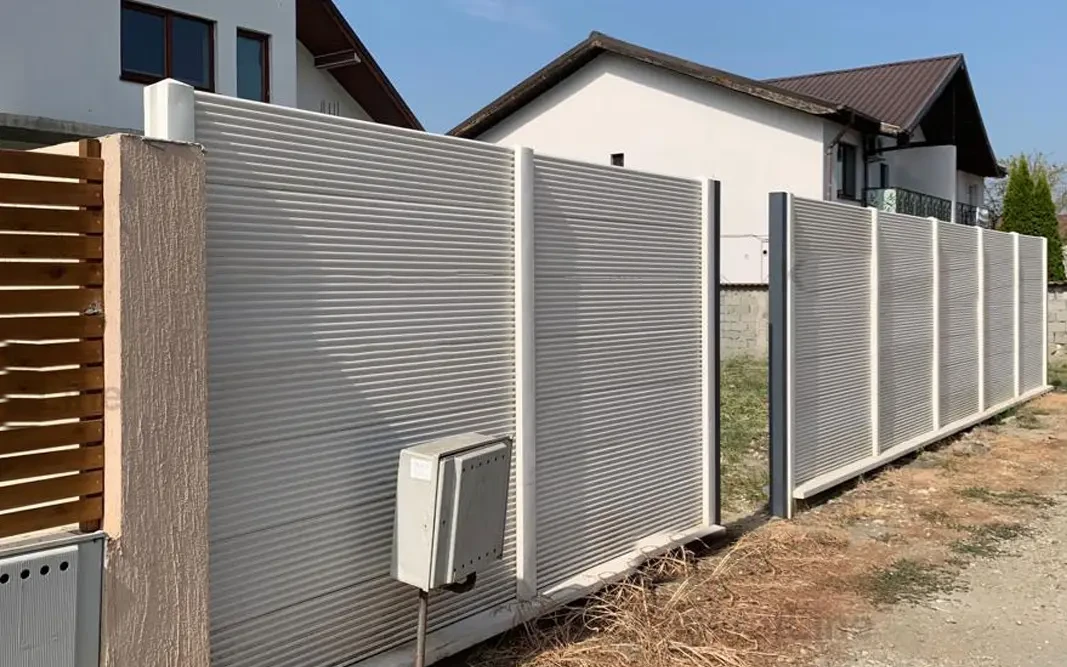 Ogrodzenie betonowe z delikatnym poziomym reliefem przed domem
