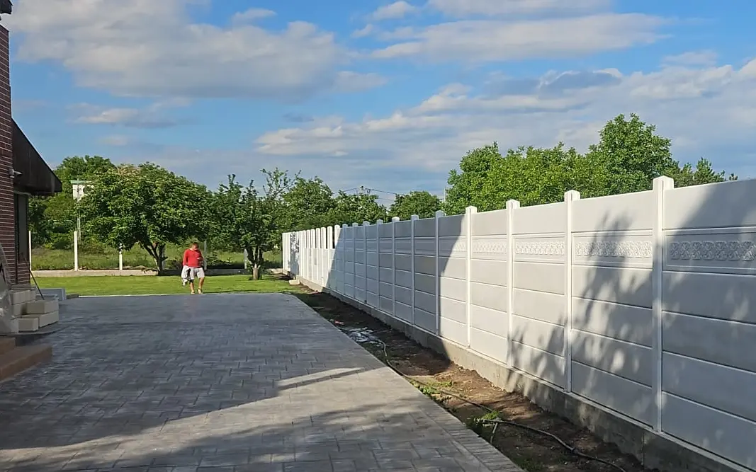 Fundament pod ogrodzenie betonowe — jak głęboko i który wariant
