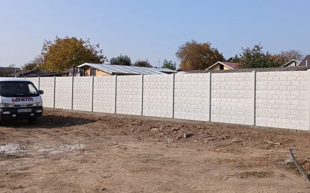 Samochód Konkret Line przy gotowym ogrodzeniu betonowym